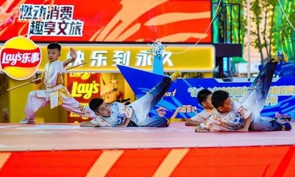 “好运山东”2025山东省体育消费季暨青岛时尚体育节在金沙滩啤酒城火热开启