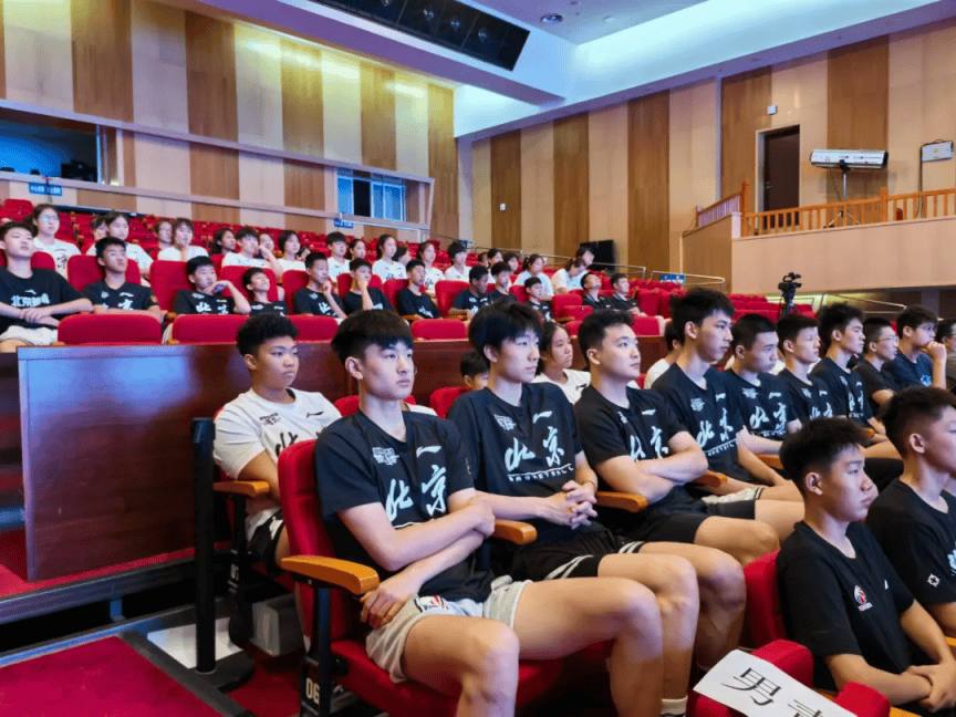 虎扑社区-铭记历史 珍视和平 北京首钢篮球俱乐部集体观看九三阅兵