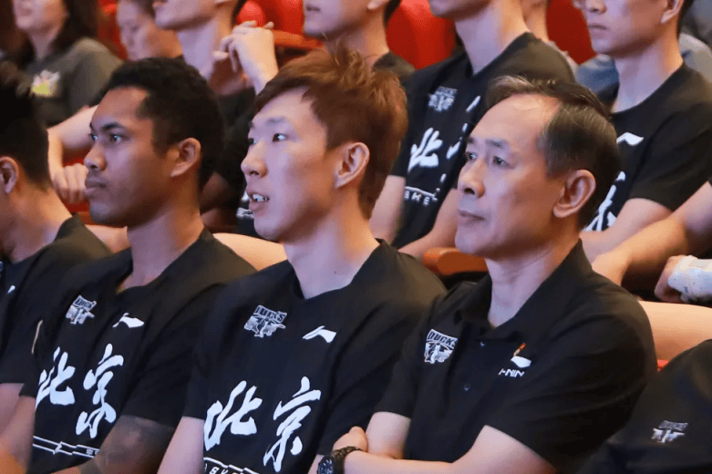 铭记历史 珍视和平 北京首钢篮球俱乐部集体观看九三阅兵