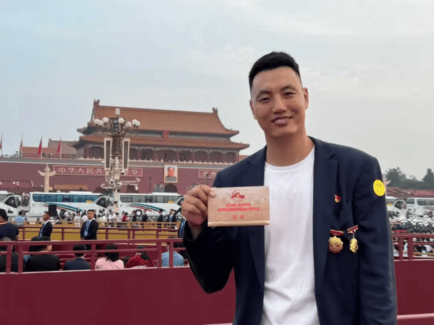 铭记历史 珍视和平 北京首钢篮球俱乐部集体观看九三阅兵