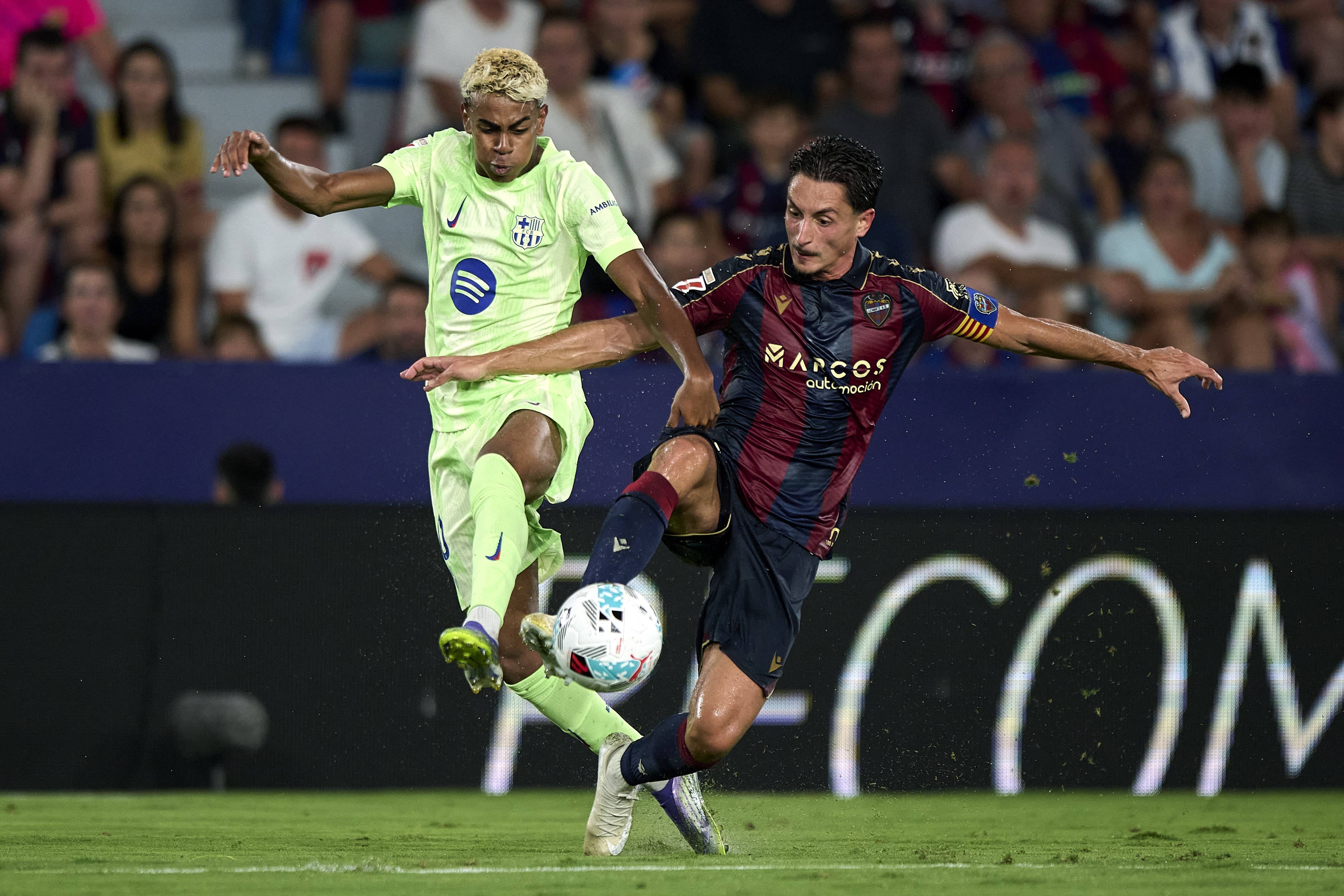 （体育）足球——西甲：巴塞罗那胜莱万特