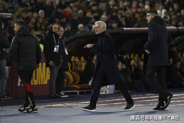 欧联杯罗马二人罚三次点球不进！条条大路通罗马，主场球门该拆了