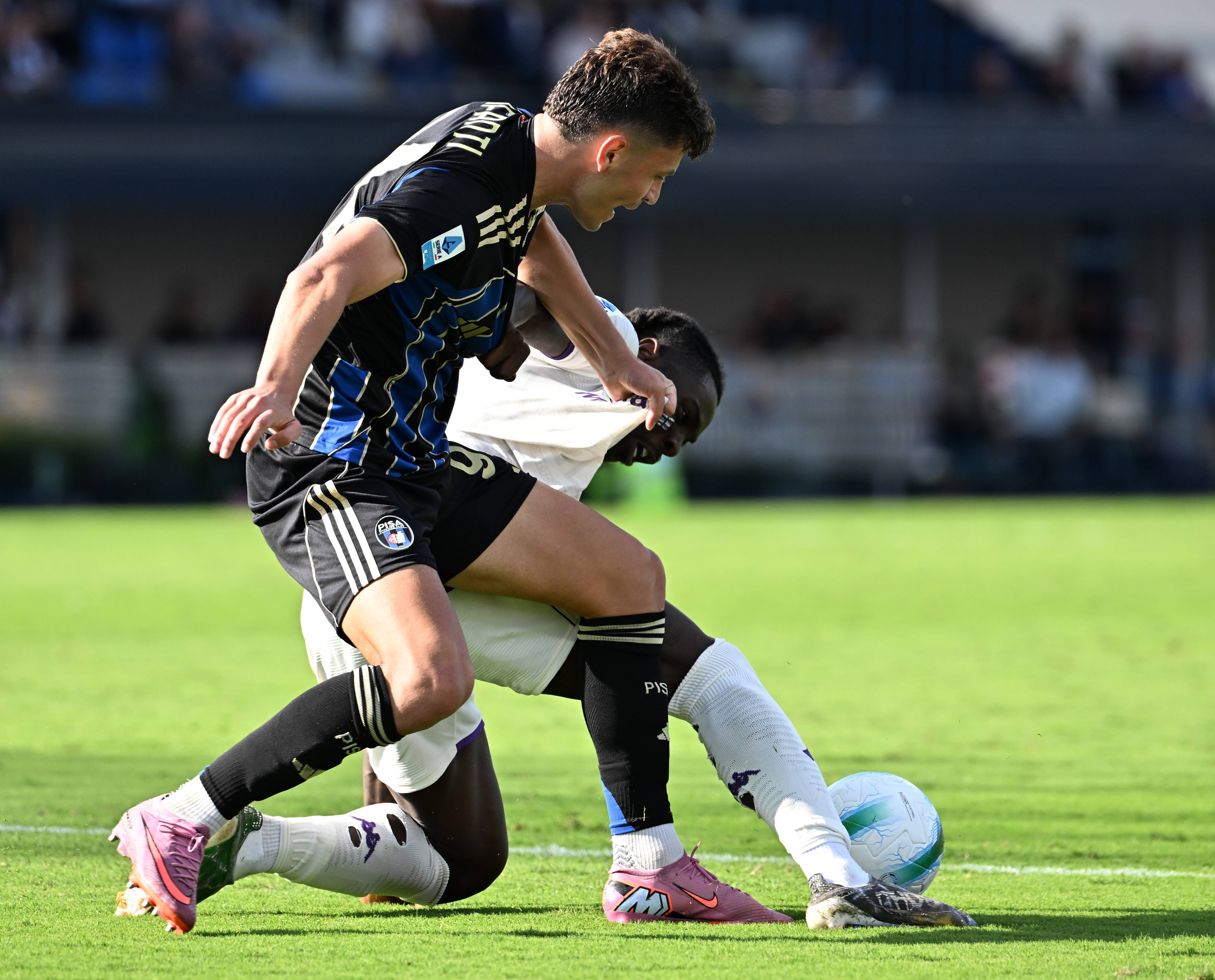 (体育)足球——意甲:比萨平佛罗伦萨