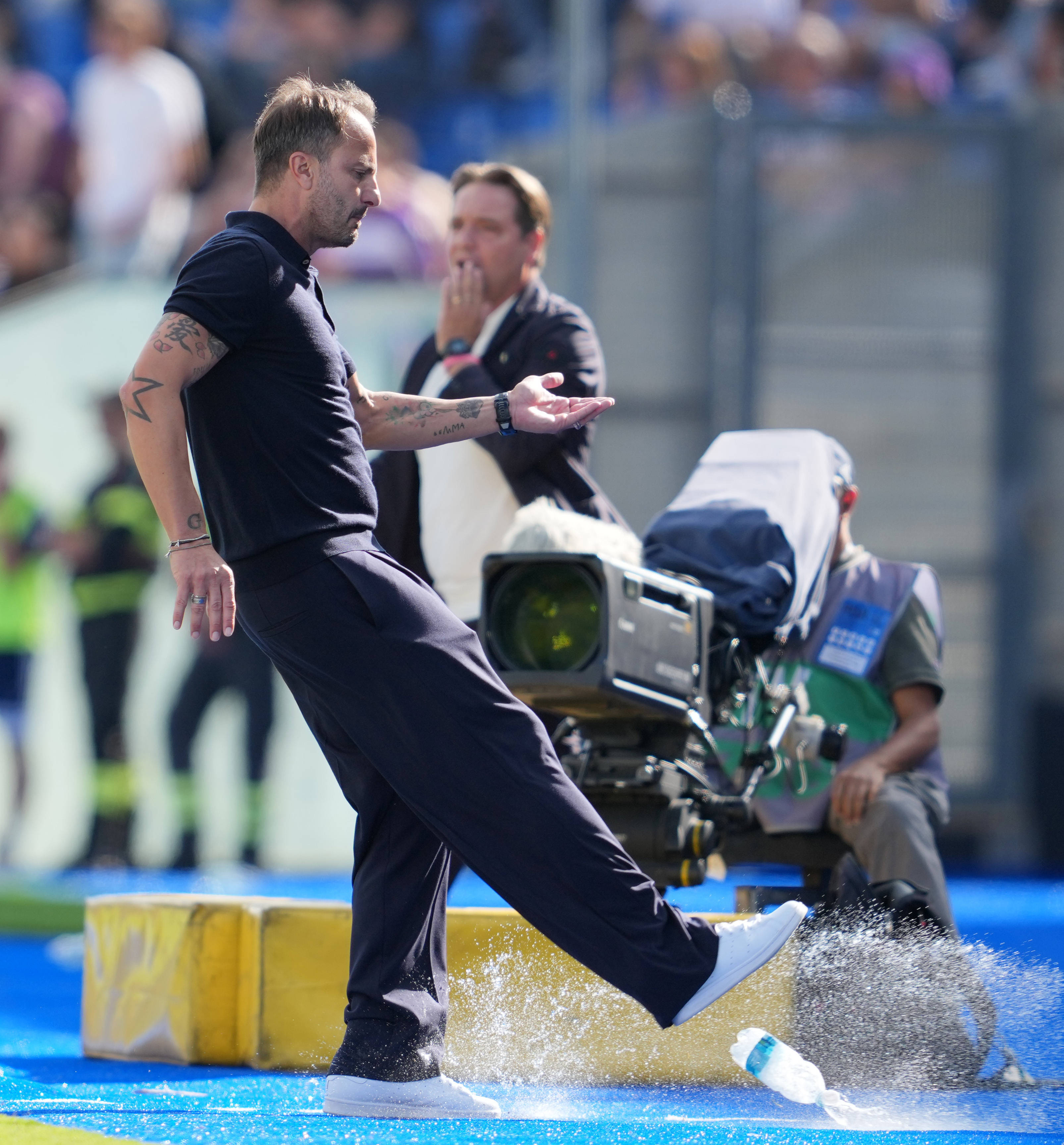 (体育)足球——意甲:比萨平佛罗伦萨