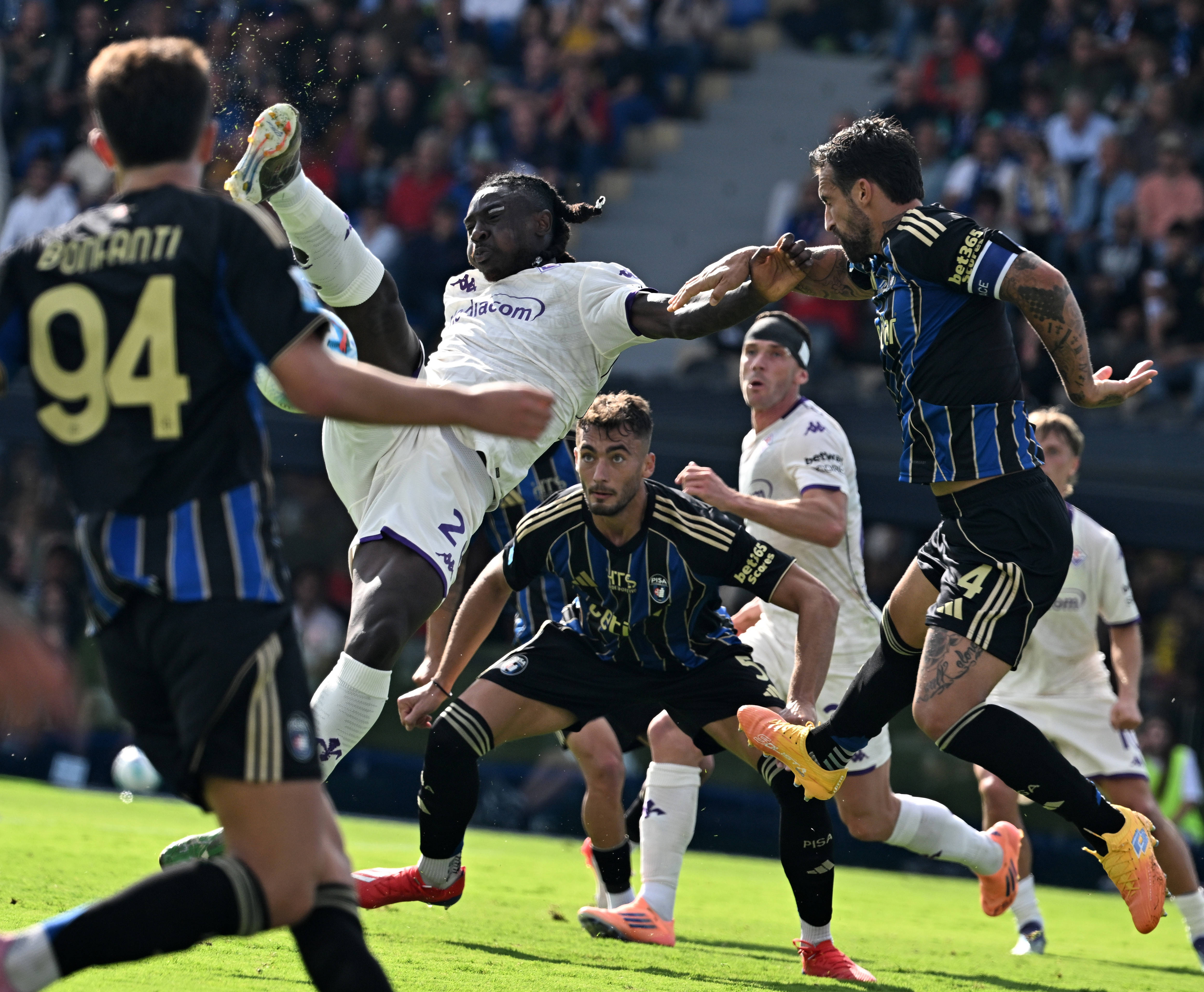 (体育)足球——意甲:比萨平佛罗伦萨