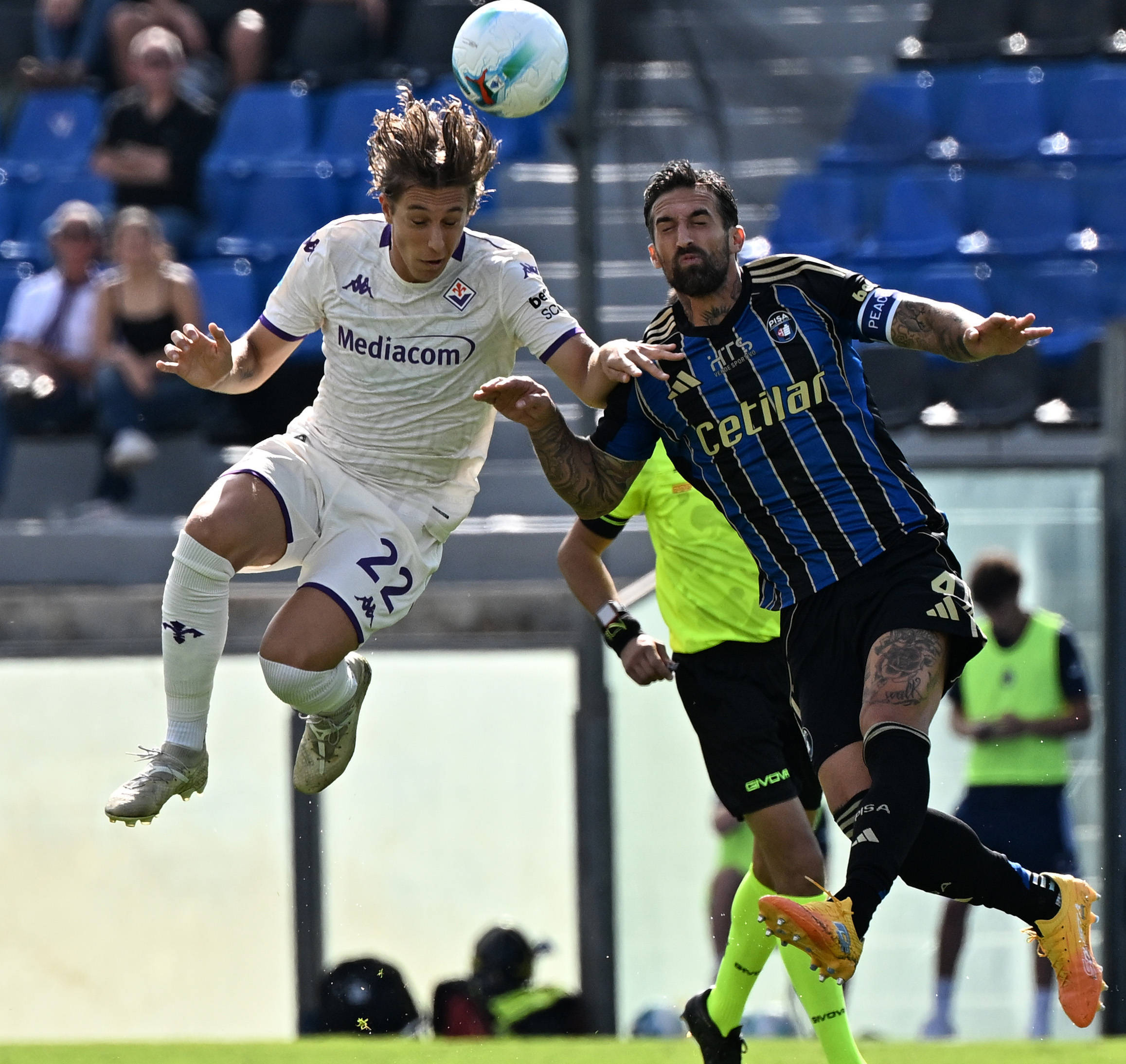 (体育)足球——意甲:比萨平佛罗伦萨