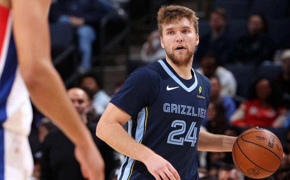 底特律活塞胜孟菲斯灰熊，卡姆-斯潘塞表现抢眼