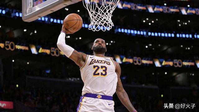 詹姆斯41岁生日当天，湖人队新秀阿杜·蒂耶罗为他演唱生日歌