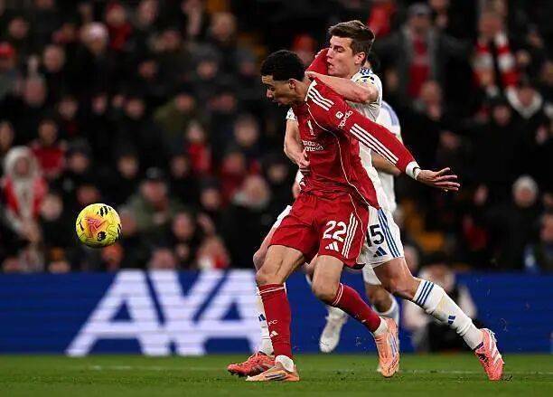 换汤不换药！利物浦主场战保级队险被绝杀，斯洛特之错在于平庸