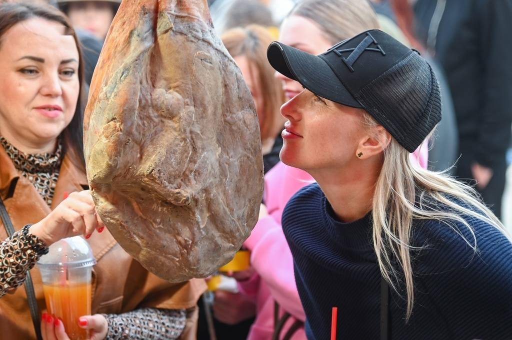 俄罗斯克拉斯诺达尔美食节上演烤肉盛宴